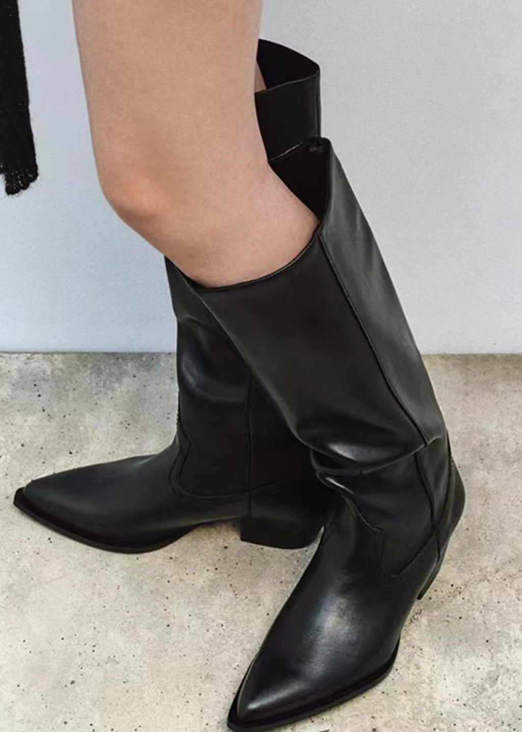 Black Pointed -Toe Knee Leather Boots