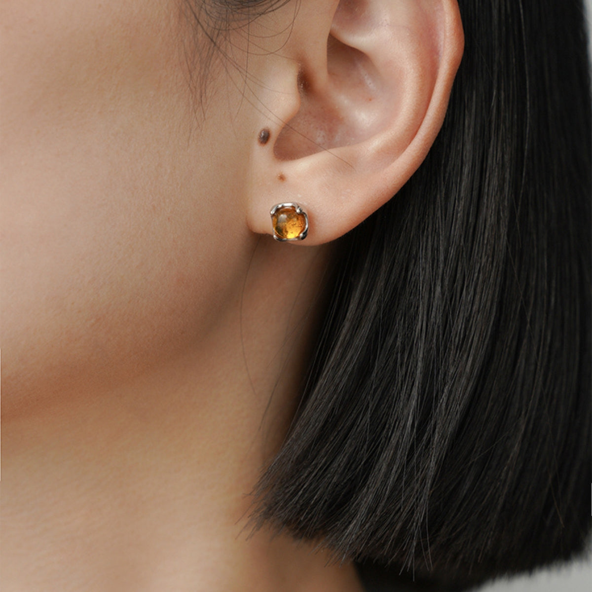 Design Amber Embedded Mobile Grain Stud Earrings